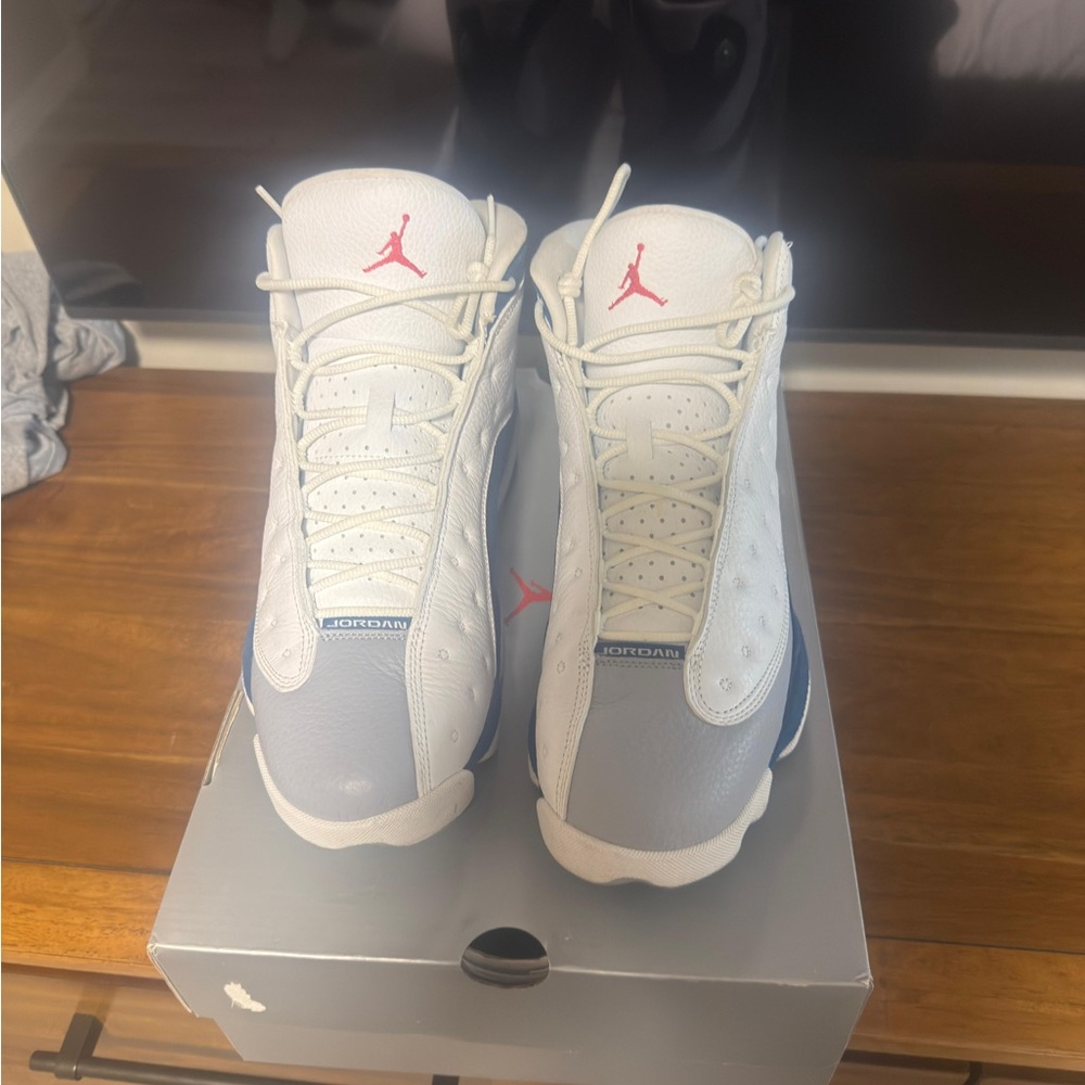 Jordan Sneakers White and Gray - Picture 2 of 4